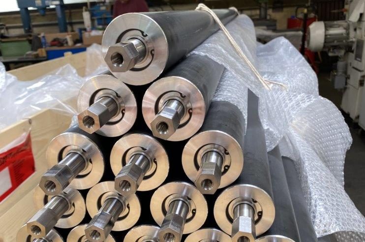 Mehrere zylindrische Metallbauteile mit bearbeiteten Stirnflächen